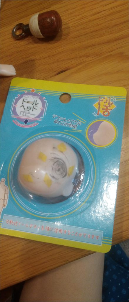 セリアドールヘッドですね。興味を持った方がいれば投稿して良かったと思います。買いに行く時には勇気は要りますが(重要) アムロもシャアも安価で制作可能だなぁ。。。