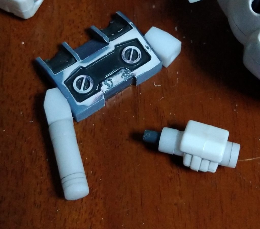 SDの絵に描いたビームサーベルですね。ようやっと再現出来そうで安心しました。TAMIYA プラ棒5∅ 5ミリ角材 使用ビームサーベルらしくスジ彫りと段加工しました。次はシールドかぁ。。。