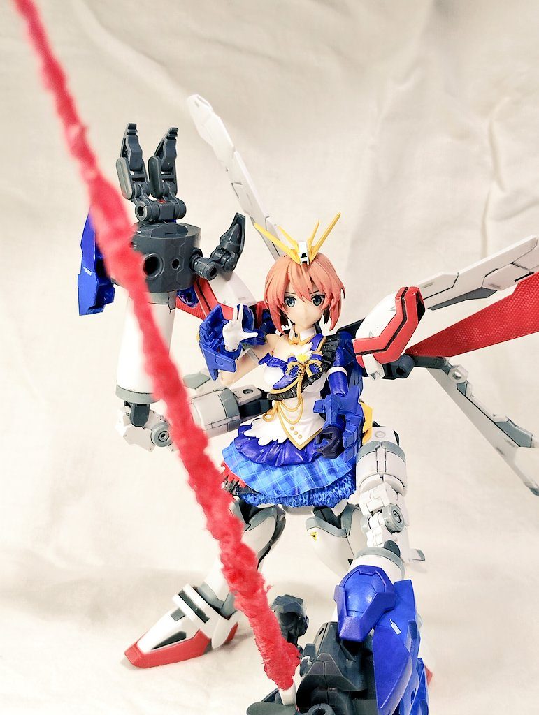 大型クローアーム用に用意した、超特大ビームソード刃!シスター・ホムラの身長の1.3倍ほどの長さがあるド迫力ソードです!2本のビームサーベル刃を接着し(この段階ではしっかり合わせ目が出る)、ランナーパテの要領で溶かした余剰ビームサーベルをベタベタと貼り付けました。「クソデカアームに負けないボリュームのビーム剣」として見ごたえ抜群です!!