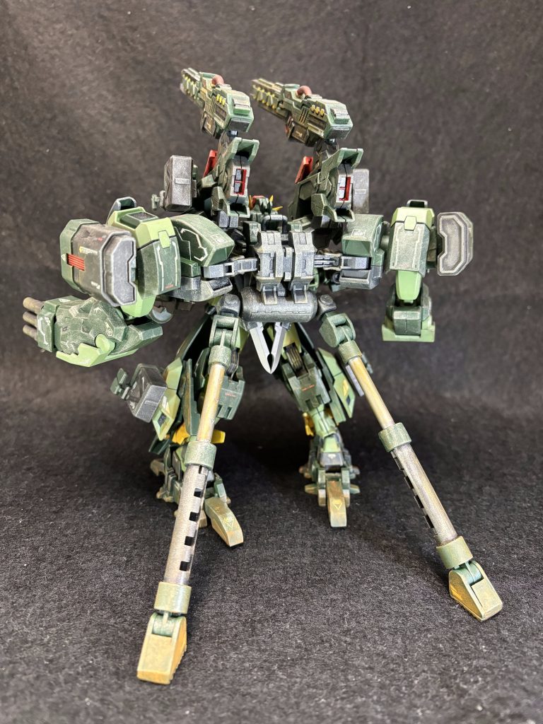 ミサイルポットのハッチを全開にしたフルバースト。ミサイルポッドはパーツ取りしたヘビーアームズから回収。パーツが小さいのでジャンクボックスから探すのめっちゃ大変でした。しかし一斉射撃はいい。やはり火力、火力は全てを解決する。そんな私はクワガタよりもカブト派。