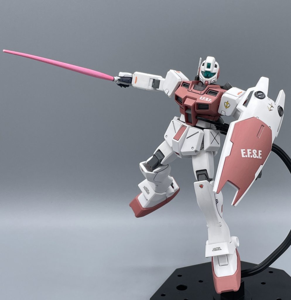 本体の塗装は淡い赤色に統一しています。ピンクとも違う、こういう色味の赤が好きなんですよね。彩度も落ちるのでオモチャっぽさが減らせるような気がしています。 発売も2004年と古いキットのため仕方ありませんが、キット素材にはABSが多用されています。ライフルなんかもフルABSだった気がするので、塗装には注意が必要と言えます。可動範囲も、決して広くは有りません。 とはいえ、素組みでこれだけの完成度なのでリバイヴ等の必要性は、個人的には感じません。価格も800円と激安です。願わくば、量産機だからいつでもお店で手軽に買えるようにプラモデルも量産して頂けると嬉しいですね(^^)