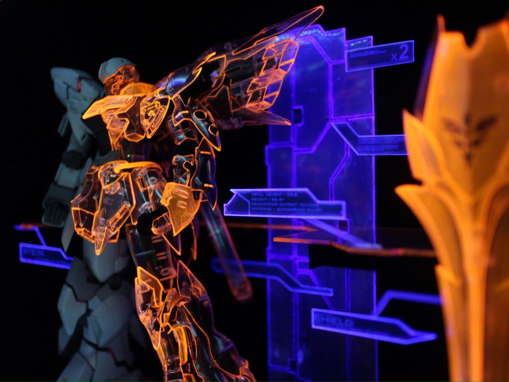 背景の「黒」は有名な光吸収塗料を使用しています。大げさでなく肉眼でも漆黒に見えるんですよ!