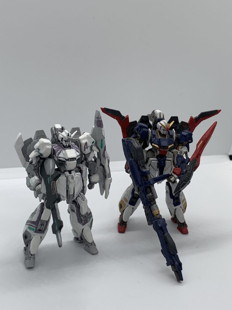 以前作ったゼータと並べて、今回の方がアンテナのシャープ化とか細かい事してます。