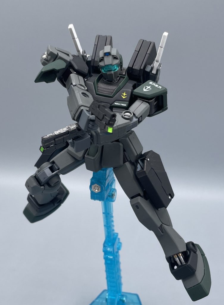 ビームピストル 腰部の左右ラッチに装備された小型のビームピストル。威力はジムのビームスプレーガンよりも劣るものの、小型で取り回しは良く、速射性能も高かった。しかし、敵MSに与えるダメージ量・ビーム拡散が可能という点でビームスプレーガンに軍配が上がることとなる。コンペに敗れ、一般機にはビームスプレーガンが装備されることになった。しかし、敵機コクピットやメインカメラを正確に射抜ける一部のエースには、本装備が使用されたという記録も残っている。 頭部ガンカメラは着脱が可能である。接近戦など視野の広さが求められる時には、パイロットの判断で一時的にカメラをパージすることが可能である。しかし、高精度なカメラを使用しているため、パージ後は必ず持ち帰ることが条件とされた。 ↓ 作者のつぶやき ↓ 「お前これジムコマンドじゃなくて、ただのジムじゃねぇ?」と思われた方、私もそう思います。出来れば「GM/GM」のキットが欲しかったけど売ってないんだもん。ジムコマンドも売ってないんだもん。結果、我が家のマウンテンサイクルのパーツでそれらしく誤魔化しました。誠にごめんなさい…(-_-;)