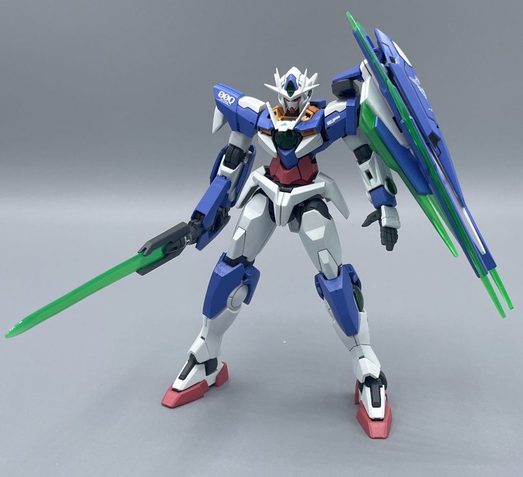 GNT-0000 OO QAN【T】 「機動戦士ガンダムOO」のアニメ2期で大破したOOガンダムの後継機として開発されたのがダブルオークアンタ。型式番号のTは「TWIN」の頭文字で、ツインドライブシステムが継承されていることを意味します。 ダブルオーガンダムのツインドライブは両肩に配置されていましたが、クアンタのツインドライブは背面と左肩のシールドバインダーに1基ずつ搭載されています。