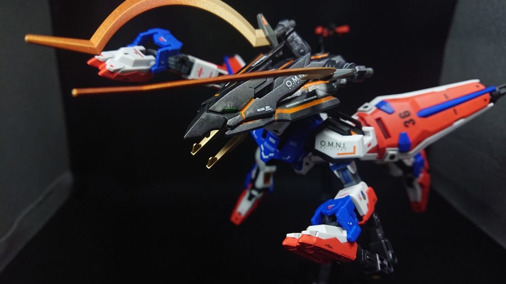 No.36:ケラスストライク(MA)https://gumpla.jp/hg/1629600今回のストライクはYosukeさんから頂いた改造案「ヒートショーテルを持たせたストライク」を元に制作した獣型可変式ストライクとなっています改造案を頂いてから悩みました…「ただヒートショーテルを持たせるだけでは面白味が無い」そんな気がしたので、剣以外での使用方法を模索していました色々と資料を調べているうちに星座の牡牛座にいきつき、牡牛の角がヒートショーテルに似ている気がしたので角に見立てることに決めました💡折角なので獣型にもなれるようにしたい!それが獣型可変式ストライクが生まれた切っ掛けですw画像のポーズはゾイドに登場するライガーゼロのストライクレーザークローをモチーフにしています!獣型のロボットだとやっぱりゾイドが1番に出てきちゃいます💦獣型可変式ストライクを生み出す切っ掛けをくれたYosukeさんには心から感謝しています💡