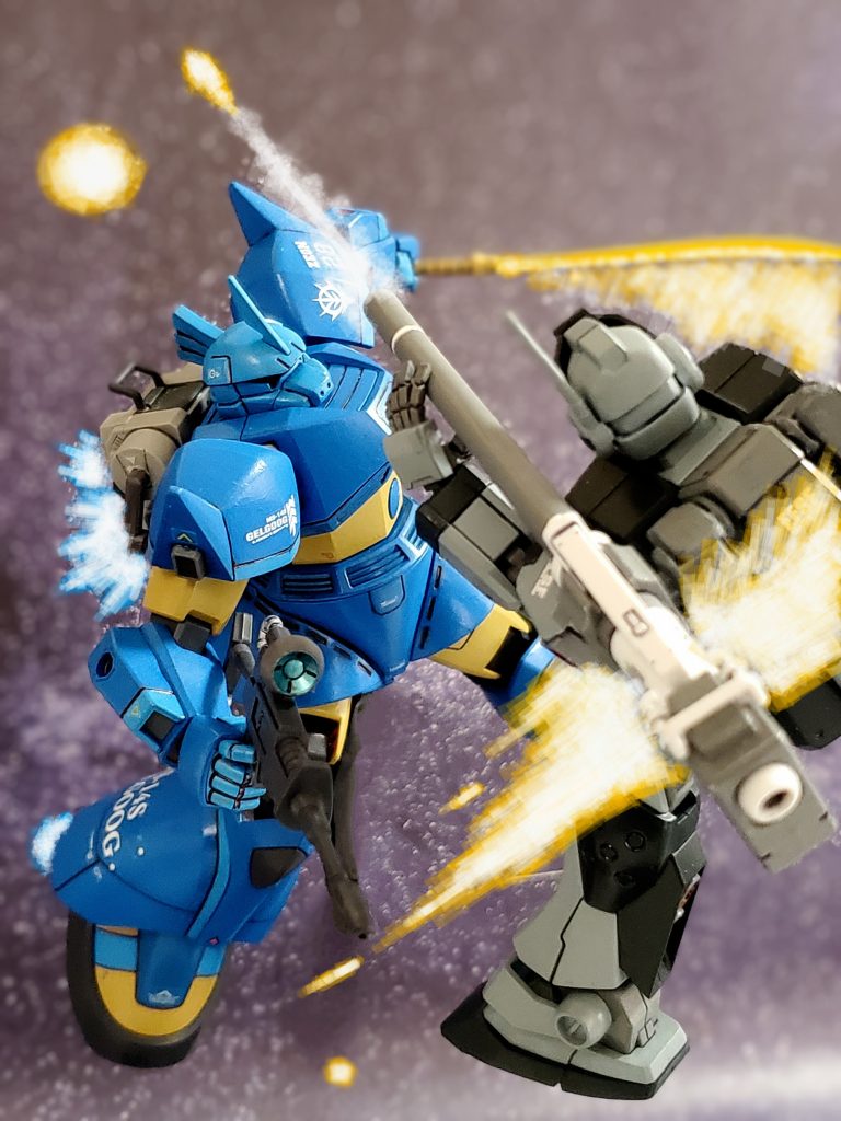 紙一重の攻防😱❗黒いジムは反撃のキャノン砲を放つも…弾道は僅かに反れる❕それと同時にゲルググのビームナギナタの二撃目がジムの胴体を切り裂く~👊✨僅かな差で勝敗が決定……コクピット部分を斬られ真っ二つになった黒いジムは、センサーの発光も消え、もう二度と動く事はなかった……🙏しかし、ア・バオア・クー海戦はギレン総帥、キシリア少将の戦死によりジオン軍は敗北😱💦ロバート・ギリアム大佐はアクシズへの脱出艦隊に合流し戦線を離れるのであった……💫以上、私の妄想イメージによるロバート・ギリアム大佐の搭乗機、YMS-14ゲルググの活躍でした~😊🎶