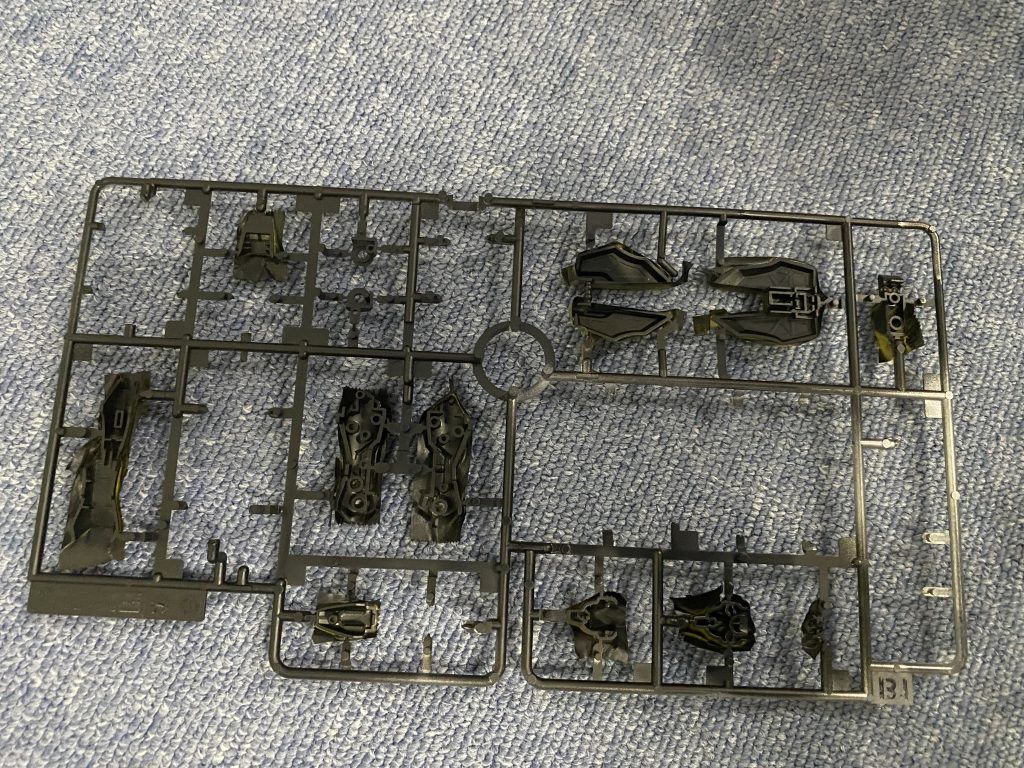 クリアパーツの処理は、時短のためにランナー塗装しました。