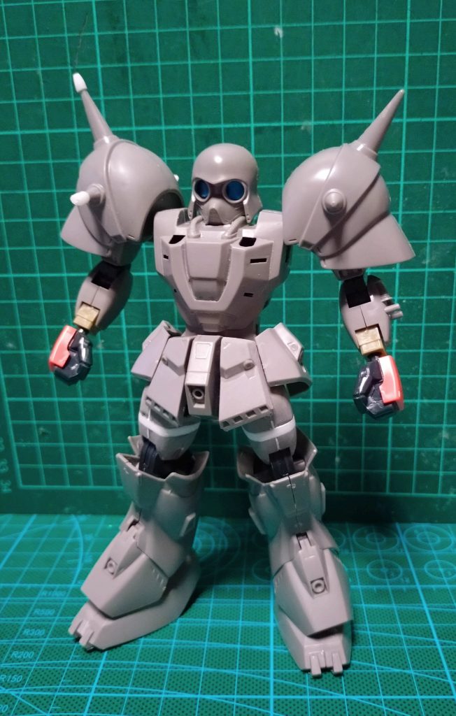 ヘビーガン改造は色々やりましたが、今回は上半身に内部フレームを入れたのと脚の延長くらいにしました。