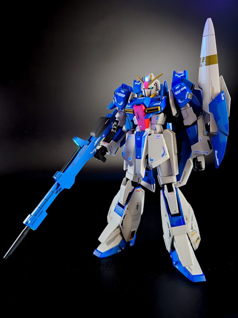 塗装し始める前はきちんと商品通りにマスキングするつもりだったけど、徐々に気持ちが萎えていって最終的には完全オリジナルのスプリンター迷彩になってます。完全オリジナルとは便利な言葉ですが、要は超適当な感じです😅センサー部はクリアープラ板を切り出して裏にラピーテープを貼って蛍光塗料を吹いているのでUVライトで良く光ります。 ちなみにデカールはRGのものを使ってます。