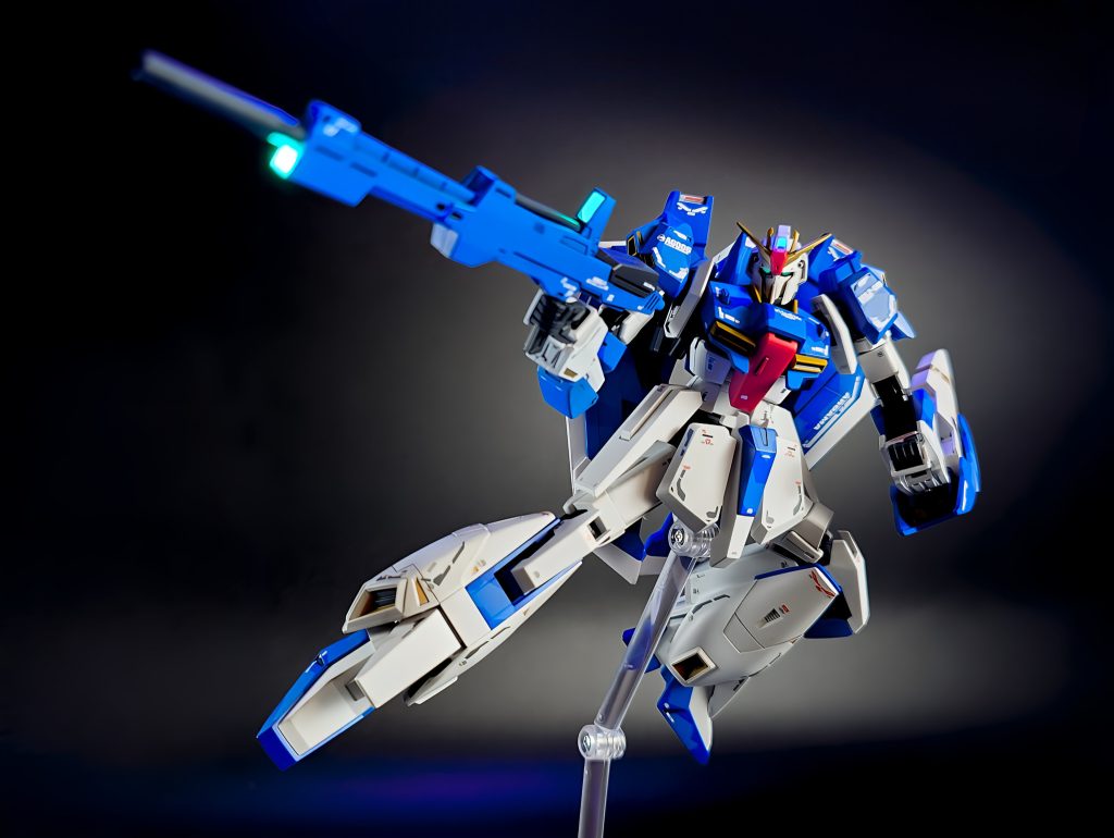 ビームライフルを構えて出来たてホヤホヤなのでまだ保持力はバッチリです。ウェイブライダーへの変形はほぼ完全に差し替えになっているので可動部分の強度は問題ない感じがします。