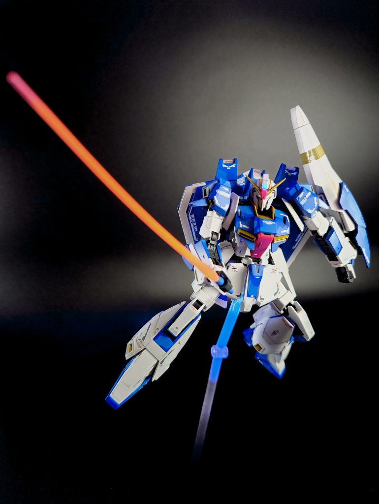 このビームサーベル、しなっているように見えてるんじゃなくて“本当に”しなってるのです。いつやったのか全く覚えがないのだけど気づいたら緩やかに曲がってた😅こういうのってあるあるですよね???