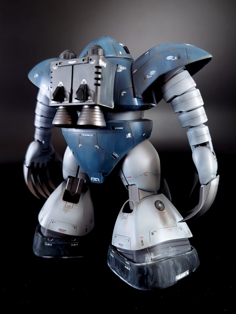 後述しますが後姿で特筆できるのはバックパックぐらいです。