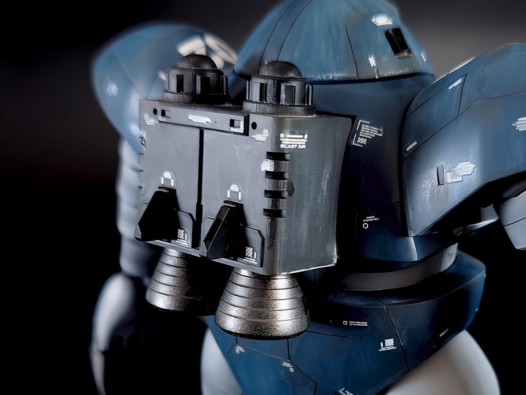 バックパックはM.I.A.のものをイメージして３Ｄプリンターで自作しました。もとのバックパックは『嘘でしょ…？』っていうくらいツルンとしているので…せめてこのくらいメカメカしくても誰も怒らないはずノズル部分は元キットの物を使ってます。