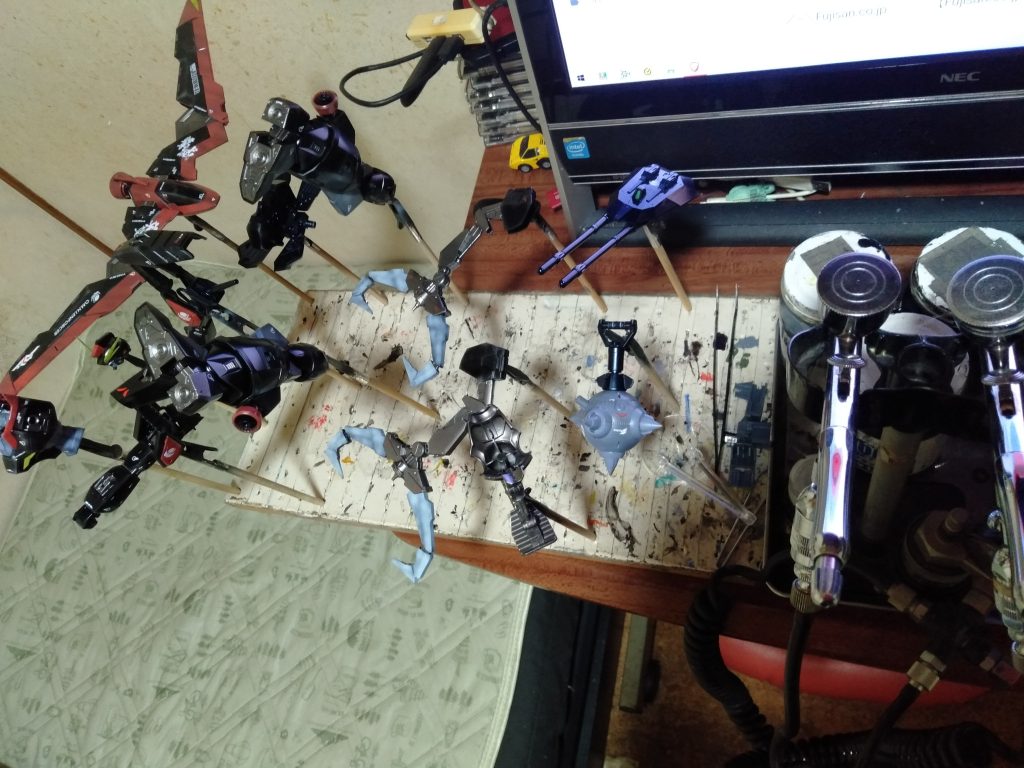 デカールも貼り終えて乾燥したから、半つや消しクリアを吹きました。しかし何時もながら、SEED系のCaution Notesやマーキングの意味が全く理解できないですよ、特に何?丸いのに横棒があるヤツとか。