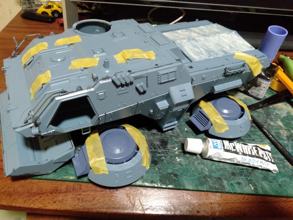 後のホロカバーは、キットのままでは質感が出ないので、Mr.ホワイトパテを適当に付けてから、指でなぞるだけの事をしました。換装すればよい感じになるので。