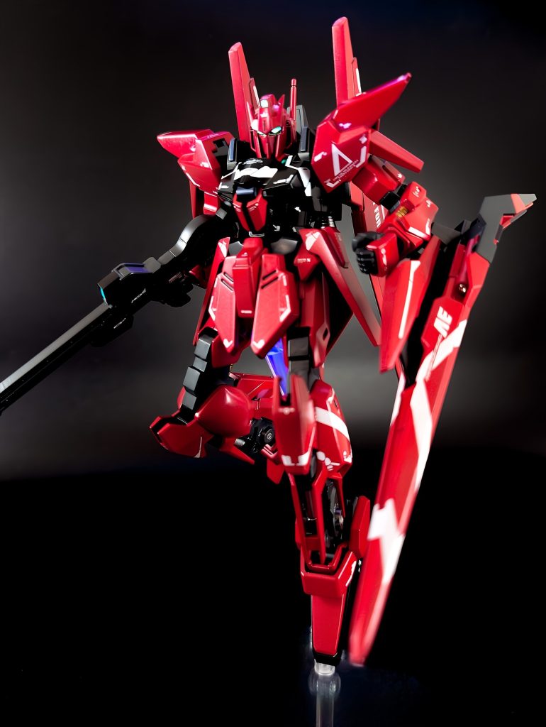 ツインアイや頭部センサーは別パーツ化して蛍光グリーンで塗装しているので、UVライトでばっちり光ります後でも出てきますが、このキットツインアイのモールドが皆無なんですよね…おかげで今まで使った事のないHアイズのツインアイを心置きなく貼り付けられました