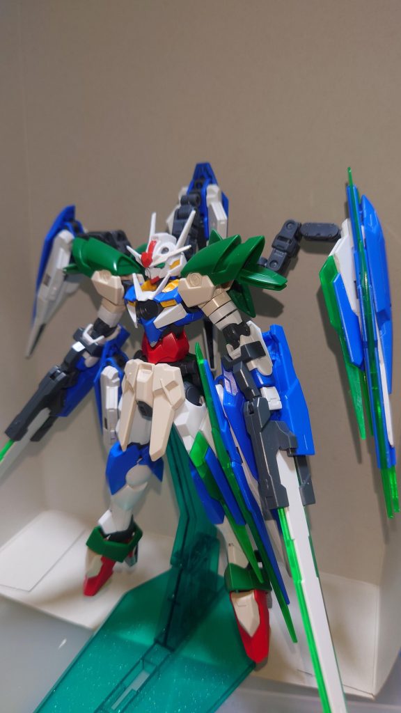塗装直前。サイドスカートがイマイチだなぁと思いつつ組みましたその後GNシールドを適当に全身にあてて遊んでいたとき、サイドスカートに当てたら「これサイドスカートだ!」と気づいて移植決定。しかし残念なことにGNシールドが4つしかなかったので急遽もう1体購入、全5機計30機のビット持ちが誕生しました(裏設定でシールドもGNシールドビットなので合わせると計35機)