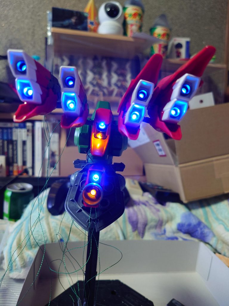 LED電飾の組み込みテスト。テスト時は問題なかったのですが、塗装後に組み込んだ際には2回断線してしまいました・・・