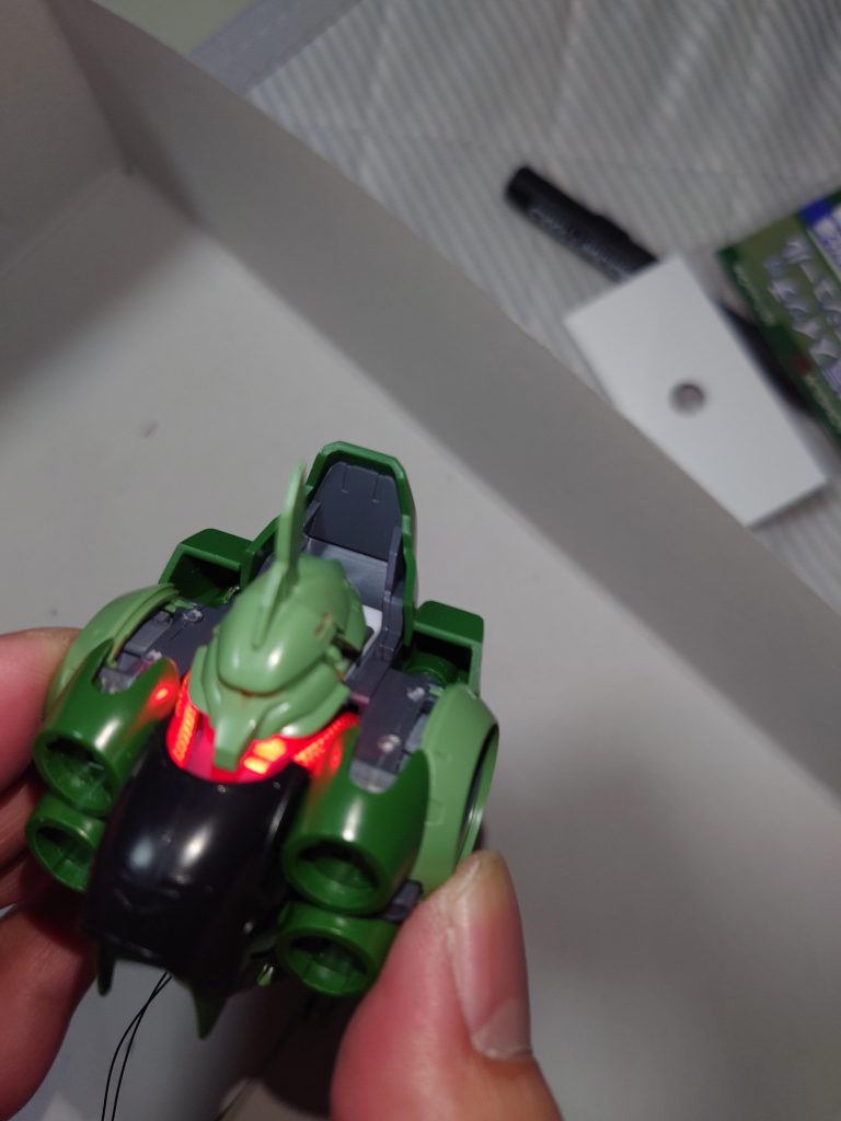 頭部の電飾はそのままでは光が漏れまくりでした。なので、LED装着後にプラ板とパテで穴を埋め、光が漏れないようにしています。