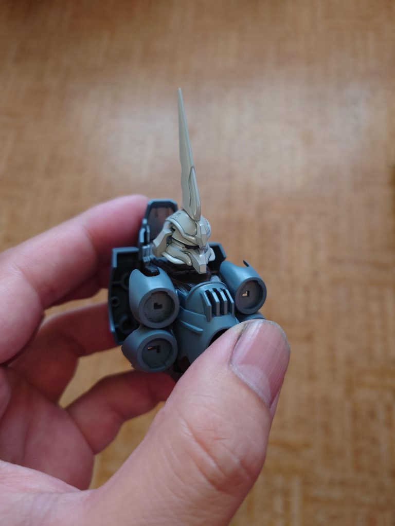 当初、胴体部分はガイアノーツさんのミディアムブルーで塗装していたのですが、想定よりも明るく発色をしたため、1度色を落としミッドナイトブルーで塗り直しました。