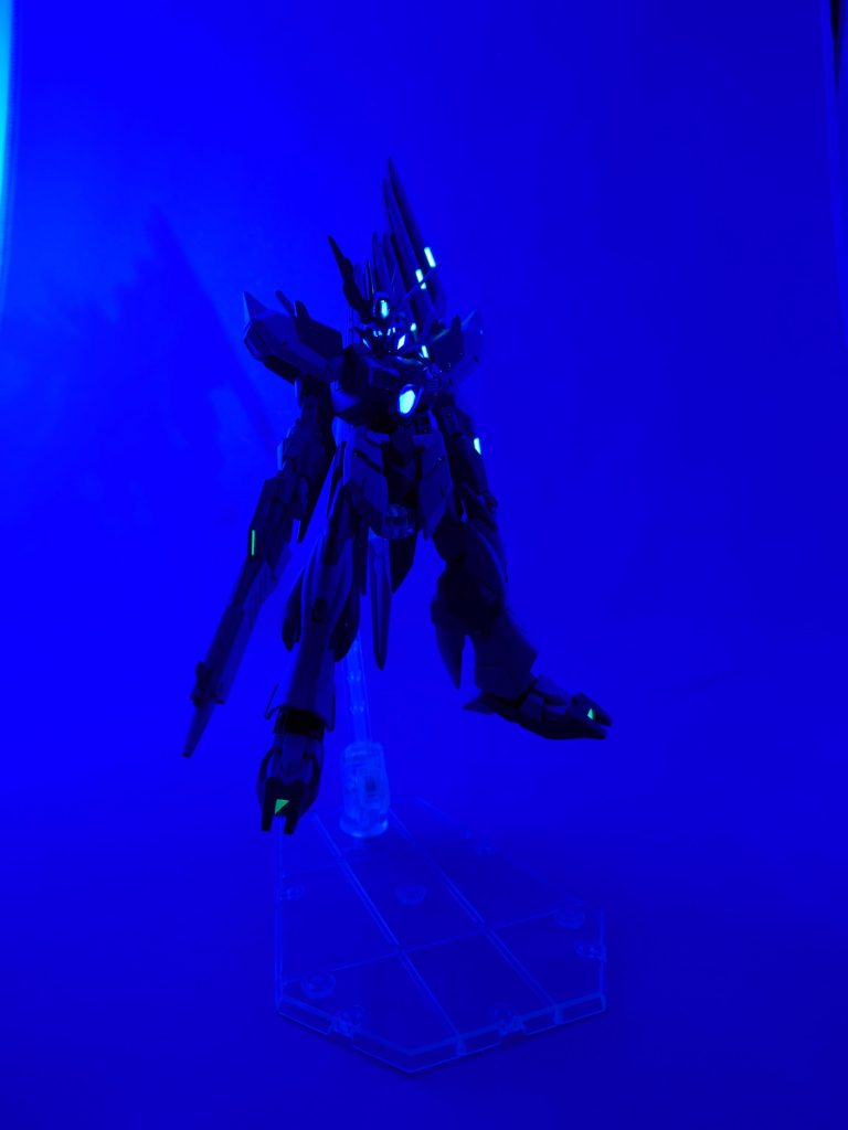 光らせる前は顔のセンサーを紫にしたんですけどブラックライトで光らせると青になってしまいました。