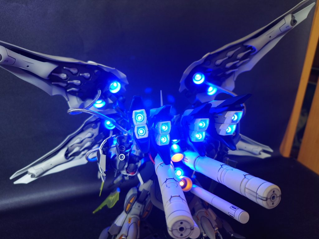 背面です。シナンジュのブースターを2セットふんだんに使い接続!更にシナンジュのタンク付きのバックパックと、30MMのタンクを追加、ゴッテゴテにしてやりました。更に四枚羽のバーニアと、背部に追加をした各種バーニアをLED電・飾!!大変でしたけど、楽しかったぁ・・・