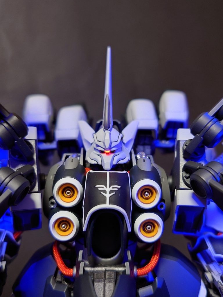 正面頭部です。もちろん、モノアイも電飾しました。首も噂通り低かったので、プラ板を挟み込み、高さを上げています。クシャトリヤそのままの頭部にはしたくなかったので、シナンジュの頭部パーツをカツラのように装着。サイド側が寂しい感じでしたので、シナンジュの脚部パーツの一部を接着、増量しました!