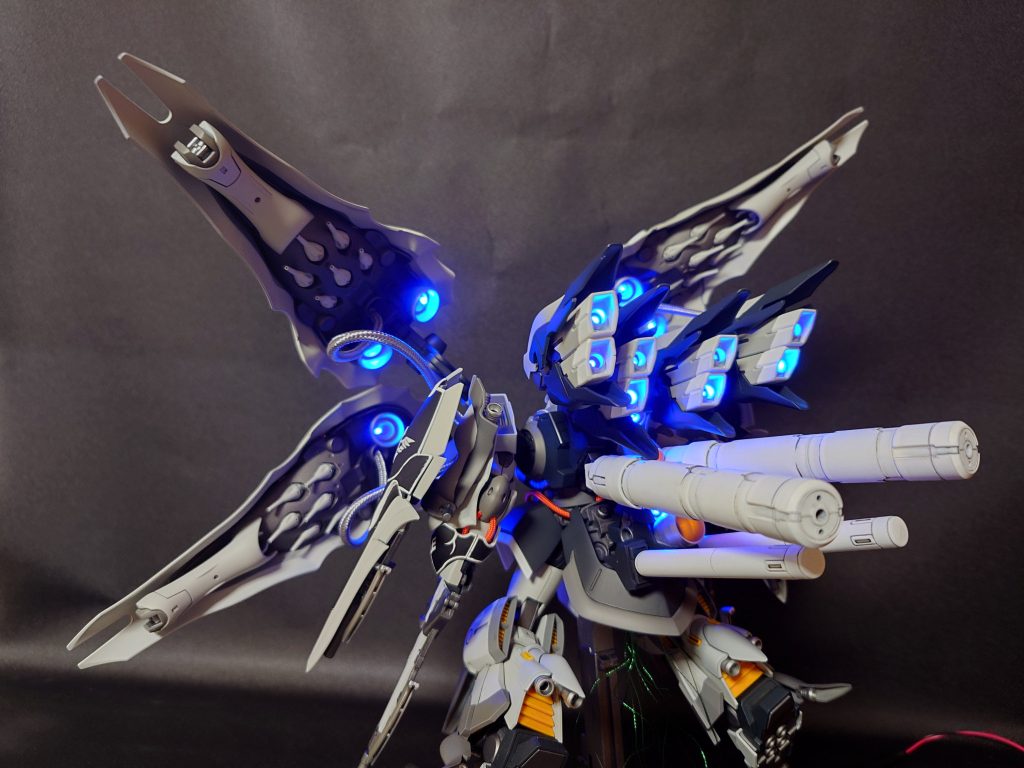 背面その3。加速をイメージして四枚羽の展開です。