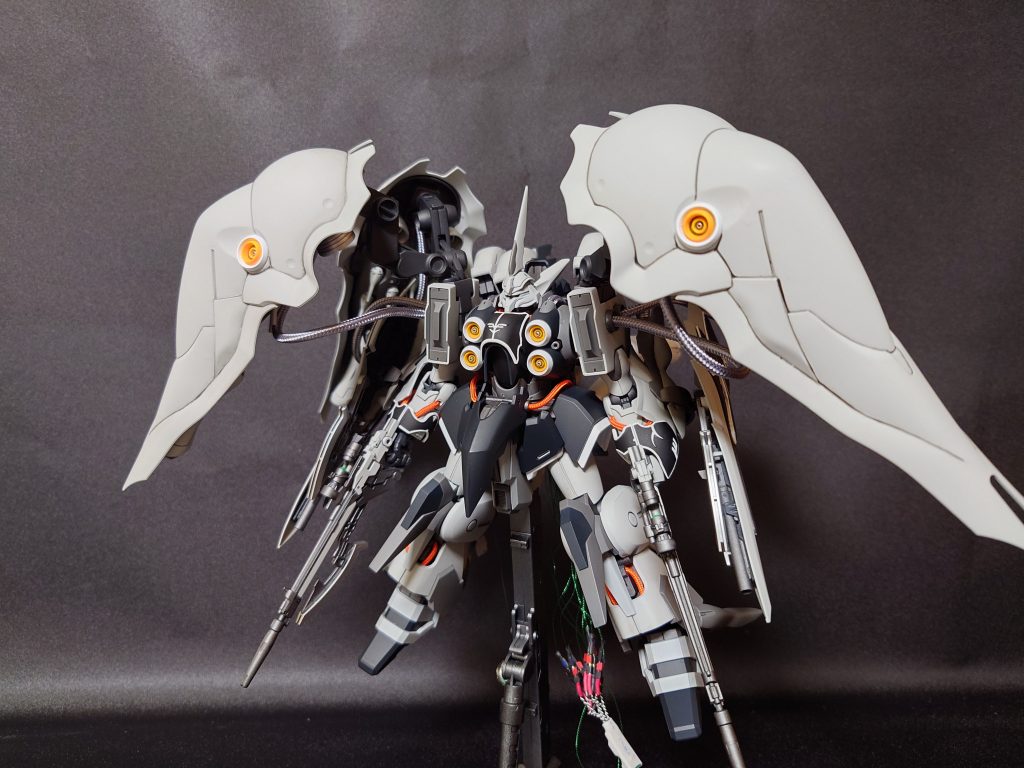 引きでひとつ。武装はシナンジュのライフルを両手に持たせています。ライフルにはビームソードアックスを取り付け、銃剣として利用可能にしました。両腕にはシナンジュの脚部バーニアと、シールドを装着しています。