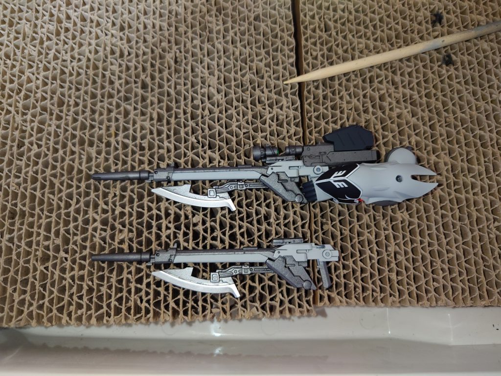 シナンジュのライフルはそのままだとクシャトリヤの袖に干渉して装備不可でした。そのため思い切って後部をカット、コトブキヤのモデリングサポートパーツを袖が干渉しない位置に接着、短さを誤魔化しました。