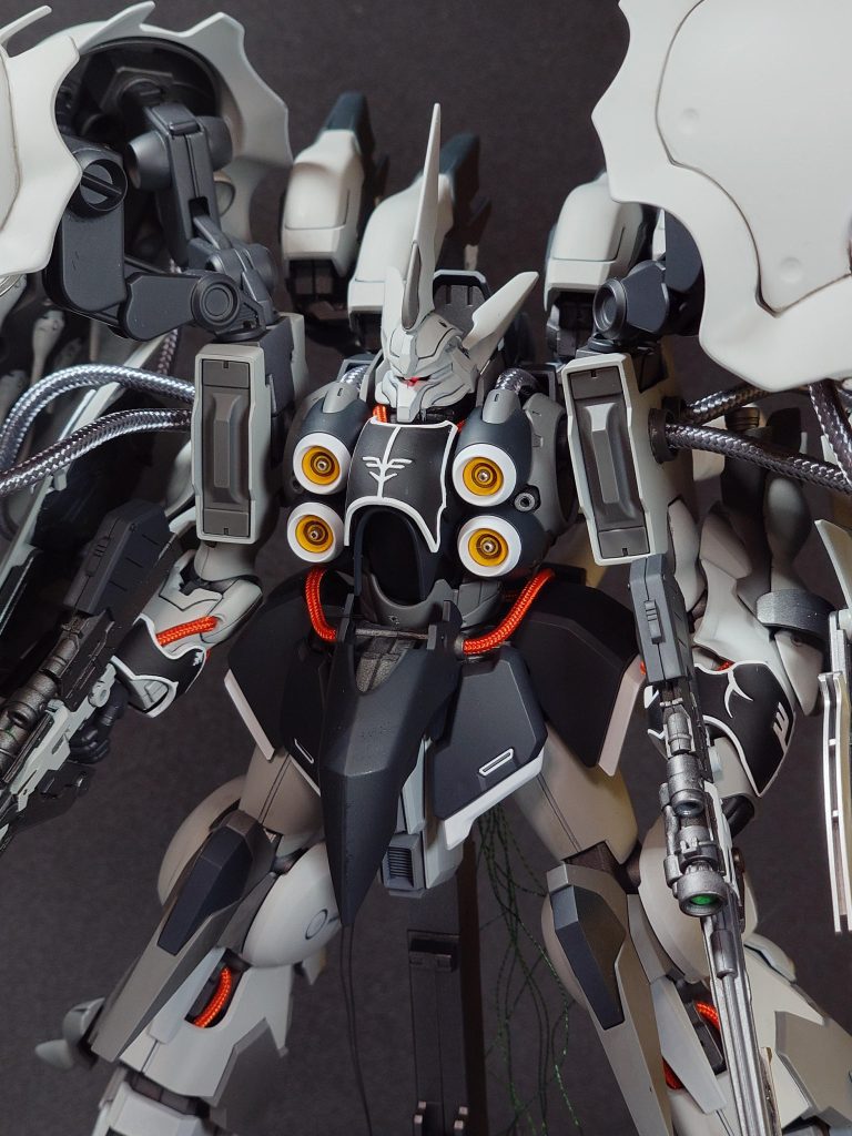 まずは正面から。塗装はつや消しで統一。とても気に入っています。ケーブル系の部位は100金で入手したスマホ充電ケーブルと、オレンジ色のメッシュケーブルで置き換えました。4枚羽からもエネルギーラインという解釈ででケーブルを1本ずつ伸ばし、肩部に接続しています。各種メガ粒子砲の砲口は潰し玉で表現しました。