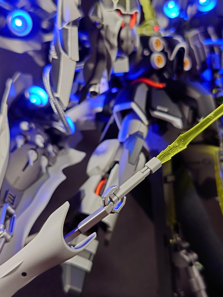 隠し腕とサーベルには穴を開け、2mmネオジム磁石を埋込み、装備可能にしています。