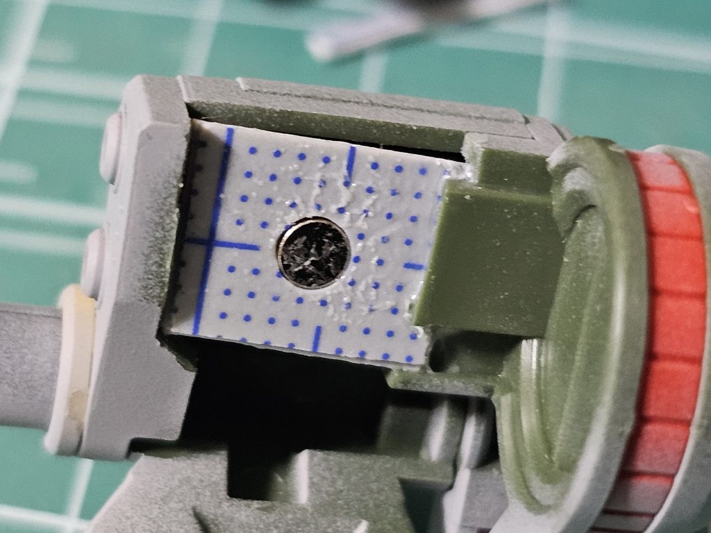 肩の武装の接続は磁石を使用しました。