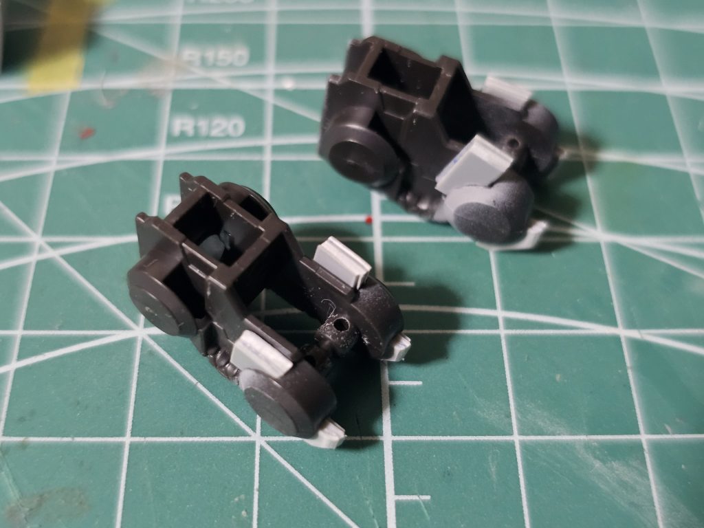 関節部分の肉抜きはプラ板で埋めました。