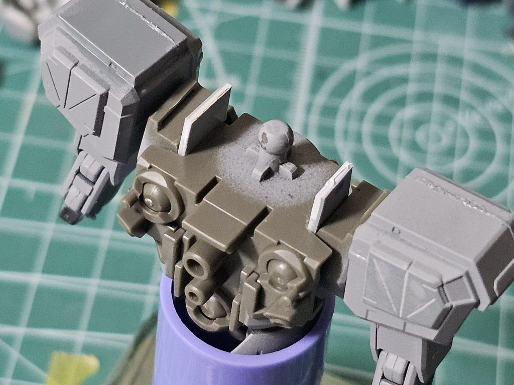 肩の内側にプラ板でストッパーを取り付け、肩が内側に入り込まないように。