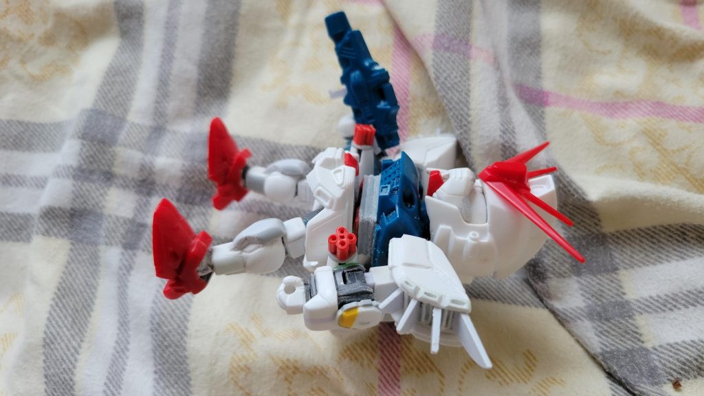 ゼロバレルマシンガンの砲頭はMSV仕様では自由に格納できるのですが、SDではそれができず（差し込みパーツ）のみ可能です。