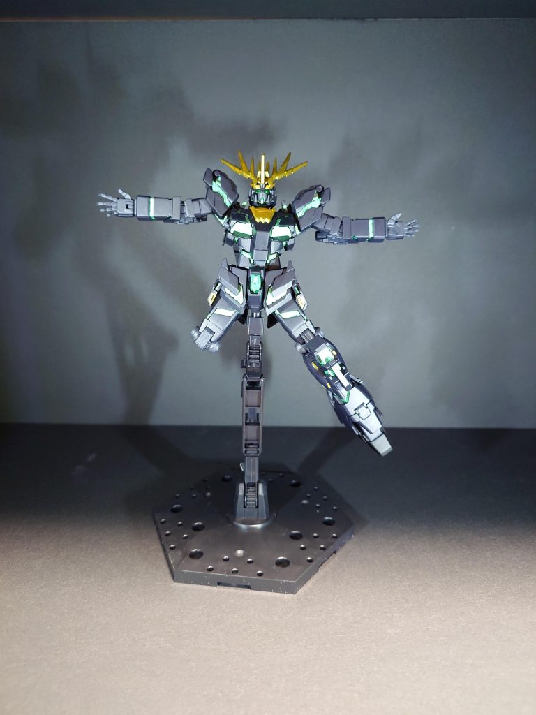 メイン写真と同じ正面からのショットカラーは取説のカラーガイドを参考に調色してます。 サイコフレームに関してはガンダムマーカーのサイコフレームホログリーンをエアブラシステムで吹いています。(緑色を強くしたかったので2回ほど重ね塗りしました)