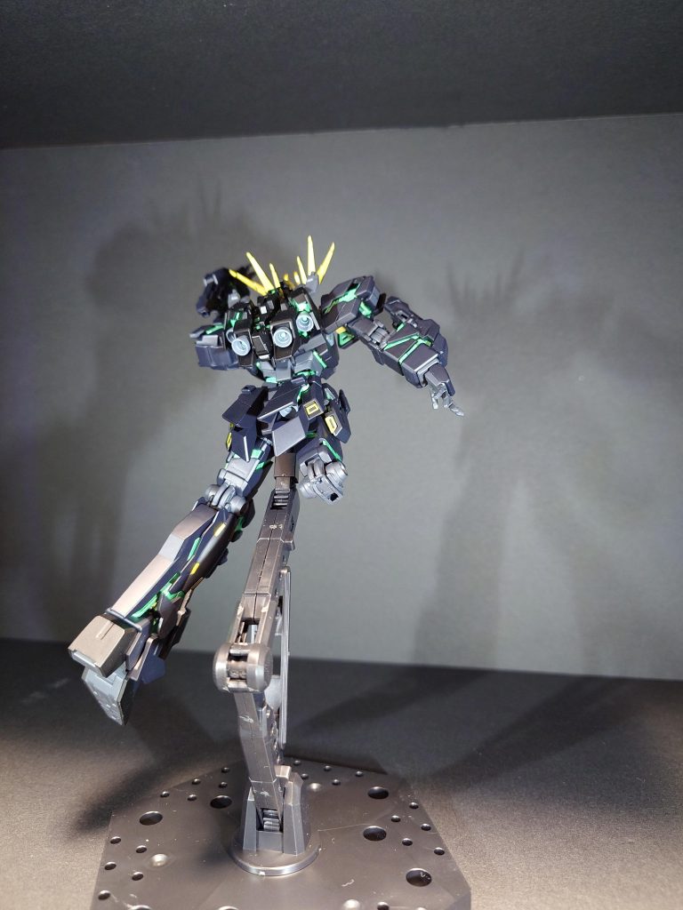 アニメでのユニコーンを追いかける場面をイメージしました上の写真でもそうですが左手分しか平手がなかったので手のセットのやつを使ってます。あとはここにユニコーンの光の結晶体があれば文句なしですがガンべ限定ですし現状手に入らないので残念です。