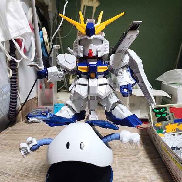 続けてBB戦士ニューガンダム(福岡ver.)です。沢山有る肉抜き穴とパーツの小ささと格闘しながら製作進めてます。（1枚目）