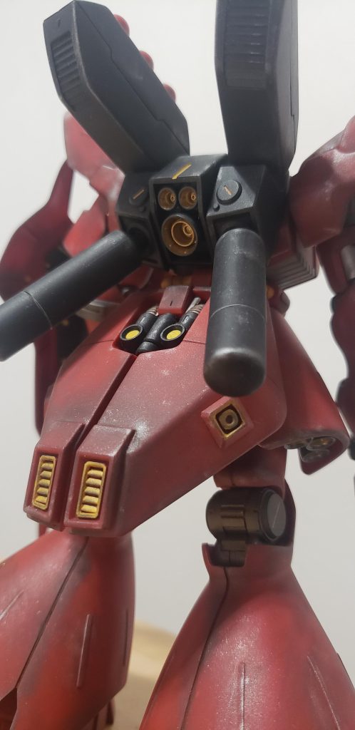 瓶生ではバーニアの外側のグレーもバーニアの内部のイエローも不自然に明るすぎたため、外側のグレーはブラックを混合して調色。(瓶生っちゅう言葉も今回色々勉強して初めて知りましたww)バーニア内部はゴールドで上塗りしてみると意外といい感じに馴染んで落ち着いた。全体にタミヤのウェザリングマスターで汚しつつ、ツヤなしのスプレーで定着。