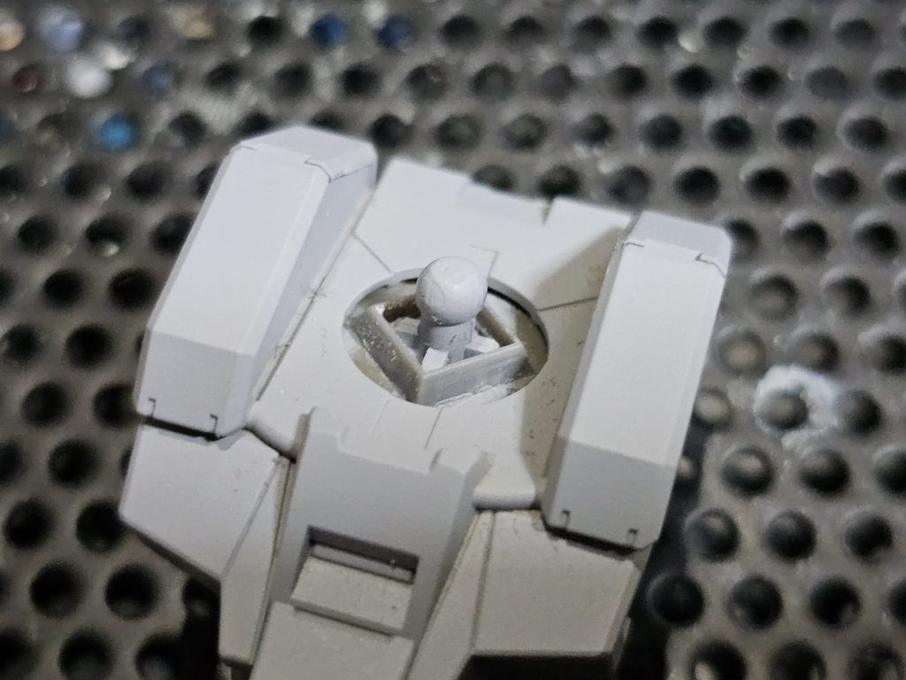 首もとはWaveの各バーニアをくり貫いて、軸を目立たなくするためのカバーを取り付け。