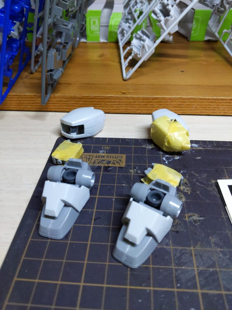 こちらもパーツの合わせ目を修正しているところです。ここではパテやアロンアルファなどでの選択肢がまだ知識としてないところで頑張っているところです。隙間だらけ！