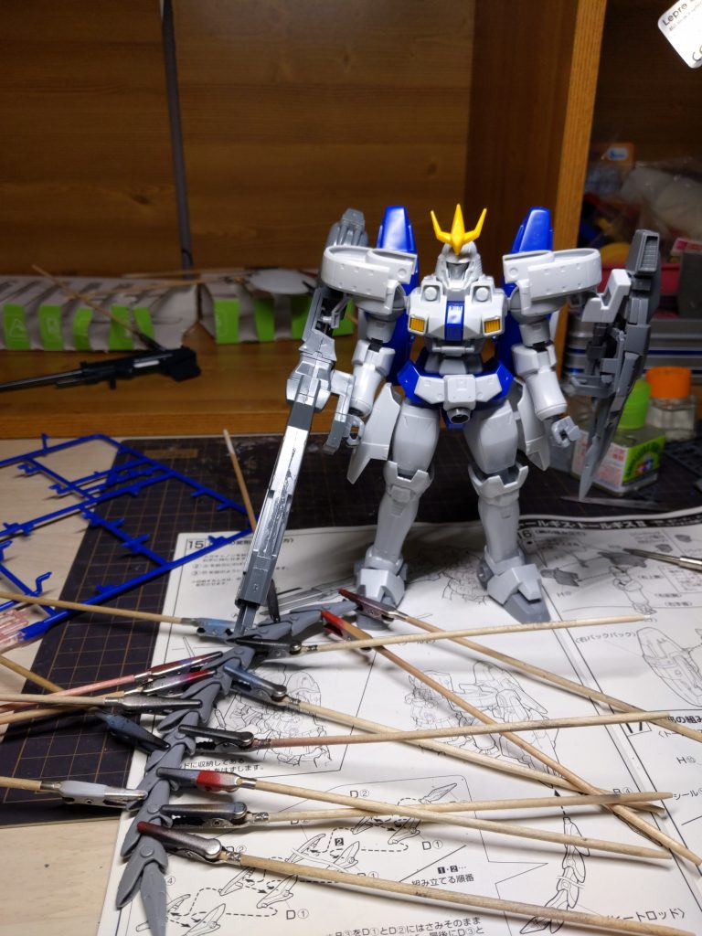 仮組済んで、そのスタイルの悪さに絶望、どこから修正すべきか（結果すべてが悪化したわけですが）悩んでいるところで、まずは上記画像のように武器から修正していっております。全てのパーツに隙間が出来、最初の絶望を味わっているところです。