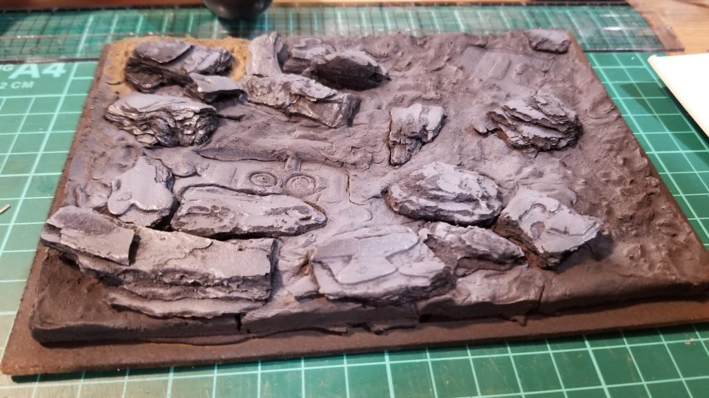 ベース作成時です。100均ジオラマ粘土にバークチップを埋め、足跡をつけておきました。