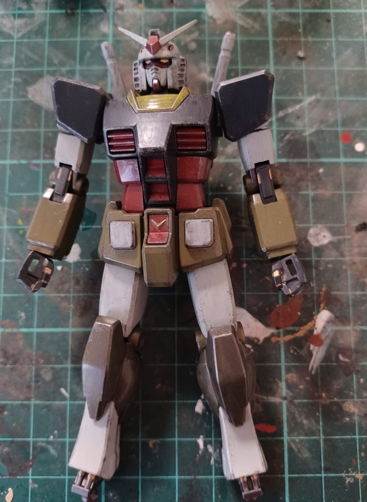 胸部や肩部は、無塗装ではなくて「水性ホビーカラー」(H-54)で塗ってみた。