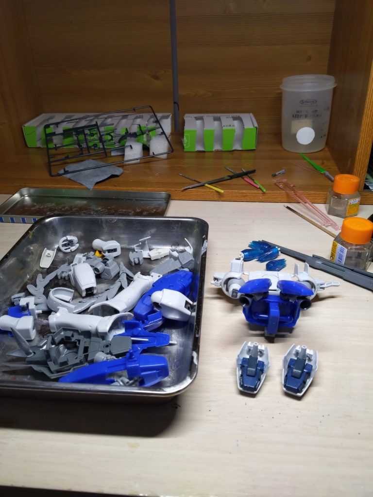 少しずつ修正をしていっております。越部のバーニヤを分離、可動するように改造、ちらりと見える裏側がカッコ悪いのでパーツ流用で少しでも見かけがよくなるように修正していっております。