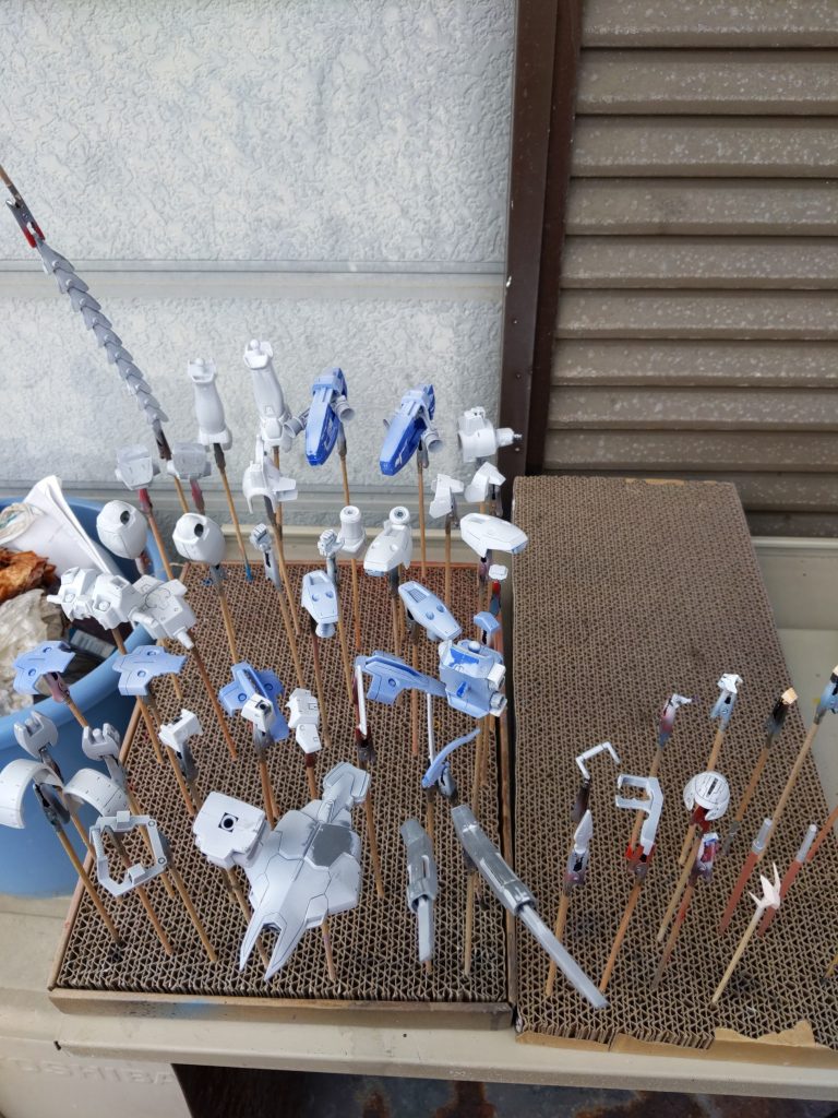 白サフをふっているところです。しかしながらここでも下処理の甘さが露呈、再度やすりがけにここから入ります。