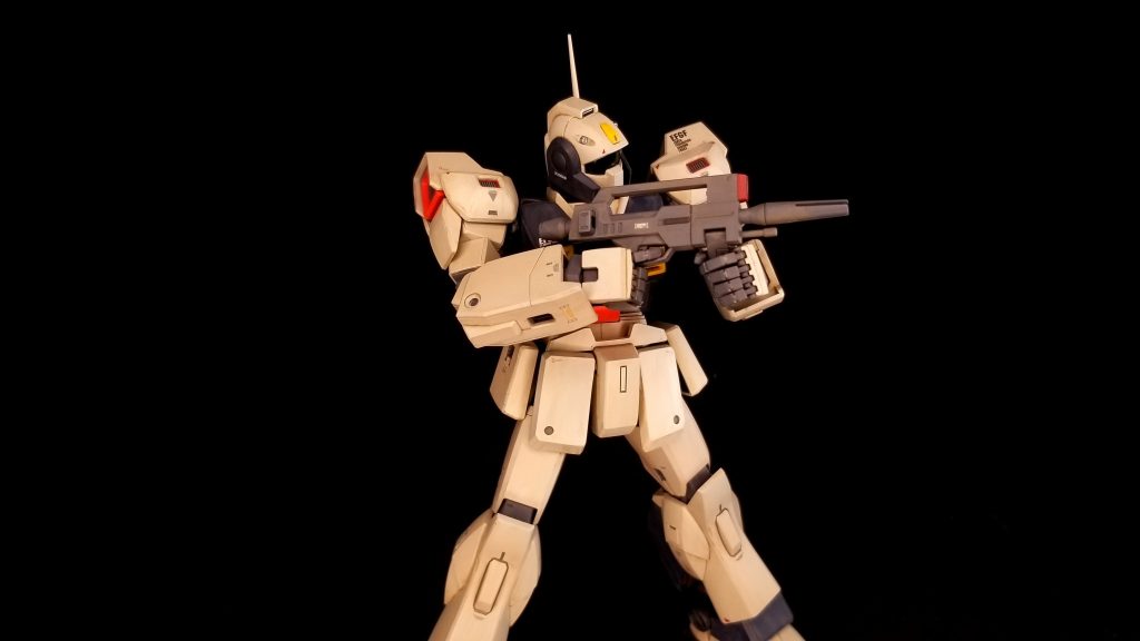 サブアームとしてビームガンも装備しています。