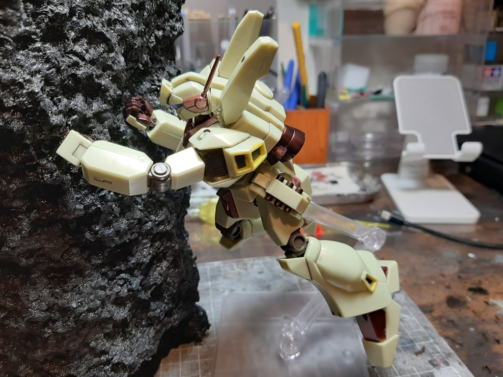 アクシズはダイソーの発泡レンガ（黒）を手でちぎっただけ。なんと、手でちぎるだけで隕石っぽく見えるんですよ！皆さんも試してみては？ゴールドブラウンを使えば、地表の岩っぽく見えるかもしれません。最後までご覧いただきましてありがとうございました。